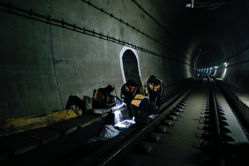 锦山镇铁路运营隧道病害现状